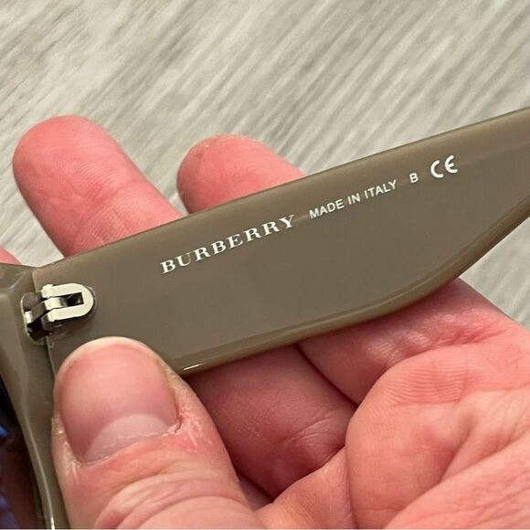 NIB Burberry Cuttlefish Brown Gradient Heart Studded Sunglasses - Picture 8 of 8